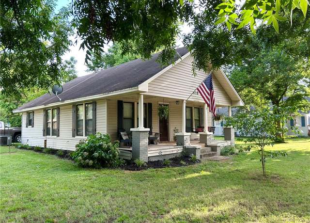 Property at 418 E L St, Russellville, AR 72801, 3 beds, 1 bath