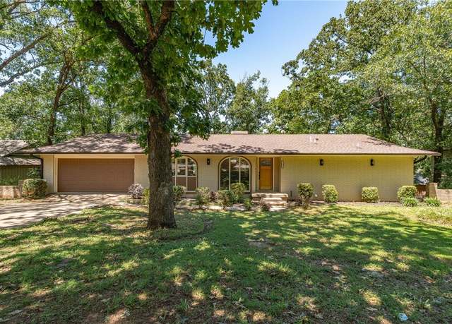 Property at 2427 Houston St, Fort Smith, AR 72901, 4 beds, 3 baths