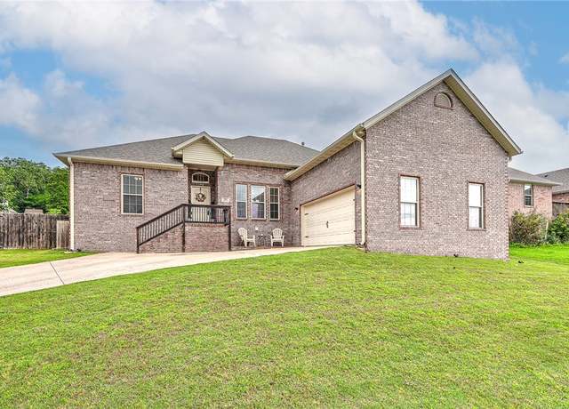 Property at 824 W Partridge Dr, Fayetteville, AR 72701, 3 beds, 2 baths