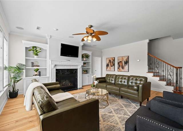 Property at 2005 Cherry Hills Dr, Fayetteville, AR 72701, 5 beds, 3.5 baths