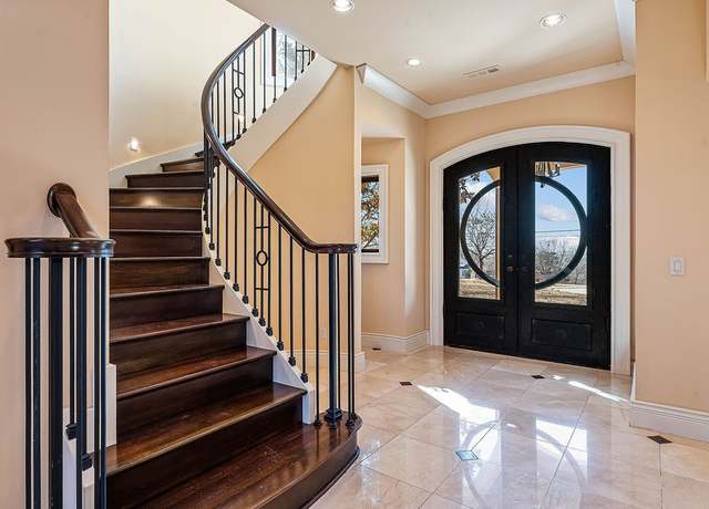Property at 608 Sequoyah Dr, Fayetteville, AR 72701, 5 beds, 4.5 baths