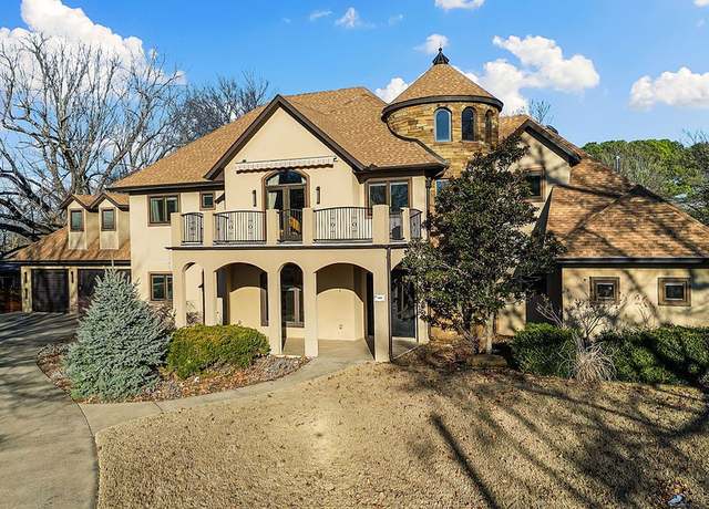 Property at 608 Sequoyah Dr, Fayetteville, AR 72701, 5 beds, 4.5 baths