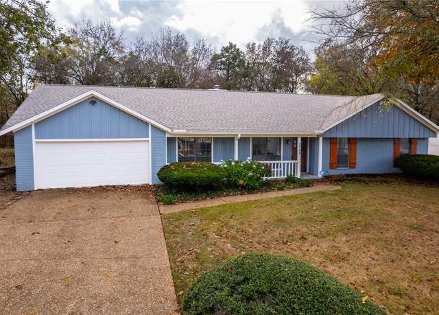 Property at 2229 E Golden Oaks Dr, Fayetteville, AR 72703, 3 beds, 2 baths