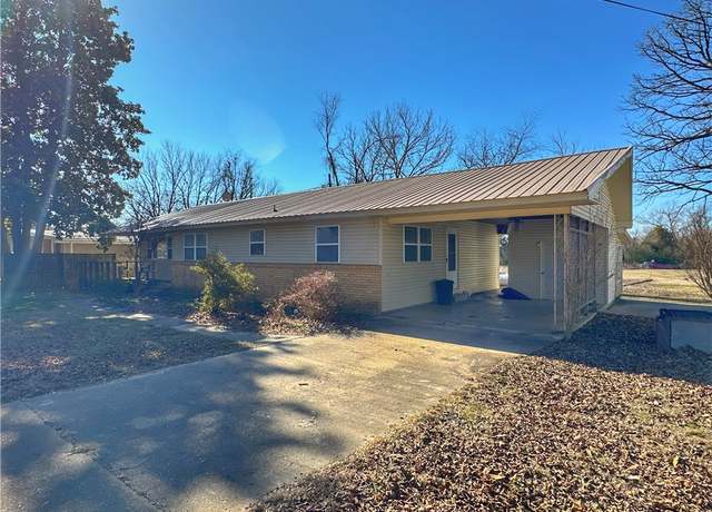 Property at 102 Pecan St, Marshall, AR 72650, 2 beds, 1.5 baths