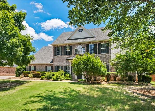 Property at 1754 N Hartford Dr, Fayetteville, AR 72701, 6 beds, 3.5 baths
