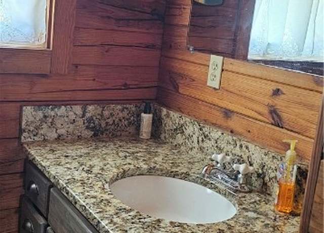 Property at 29 County Road 240, Eureka Springs, AR 72632, 2 beds, 1.5 baths