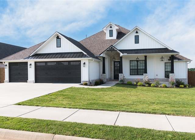 Property at 1909 Crump St, Pea Ridge, AR 72751, 4 beds, 2.5 baths