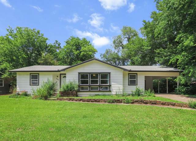 Property at 2300 W Holly St, Fayetteville, AR 72703, 3 beds, 2 baths