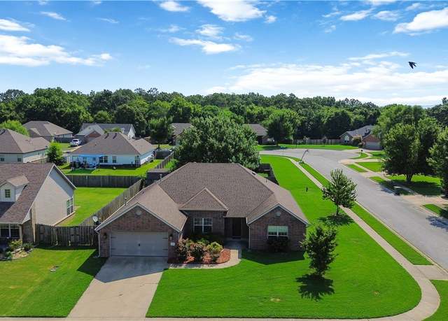 Property at 536 N Fox Meadows Ln, Fayetteville, AR 72704, 4 beds, 2 baths