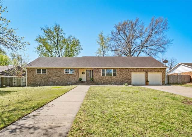 Property at 1910 Jefferson St, Siloam Springs, AR 72761, 4 beds, 2.5 baths