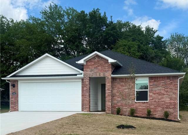 Property at 3101 N Bella St, Siloam Springs, AR 72761, 4 beds, 2 baths