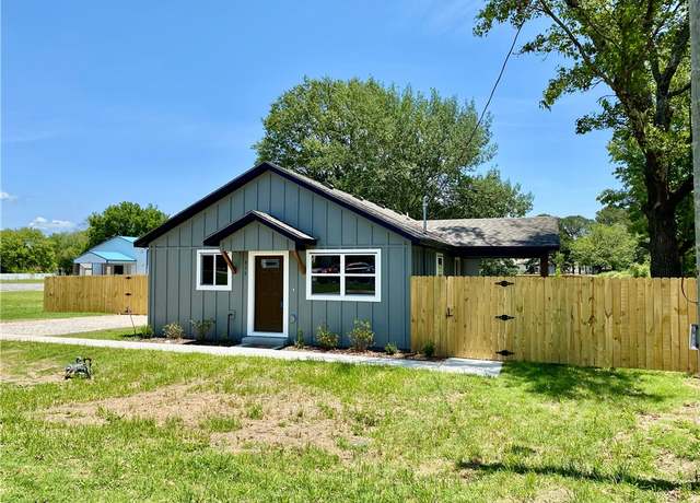 Property at 805 S West End St, Springdale, AR 72764, 3 beds, 2 baths