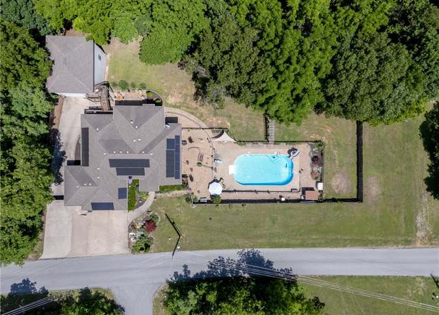 Property at 17 Sandridge Dr, Bella Vista, AR 72715, 4 beds, 3 baths