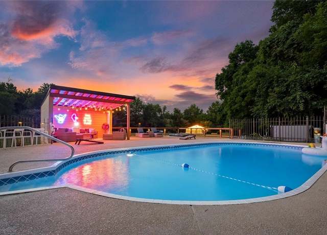 Property at 1400 Prairie Creek Dr, Rogers, AR 72756, 5 beds, 2 baths