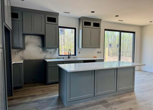 Property at 1 Dumfries Cir, Bella Vista, AR 72715, 3 beds, 2.5 baths