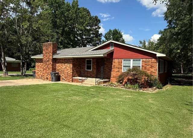 Property at 223 E Circle Dr, Russellville, AR 72801, 3 beds, 2.5 baths