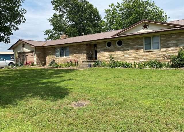 Property at 924 West Ave, Lincoln, AR 72744, 5 beds, 3 baths