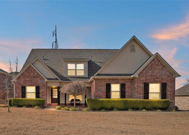 Property at 4920 Oak Hollow Ln, Fort Smith, AR 72903, 4 beds, 2.5 baths