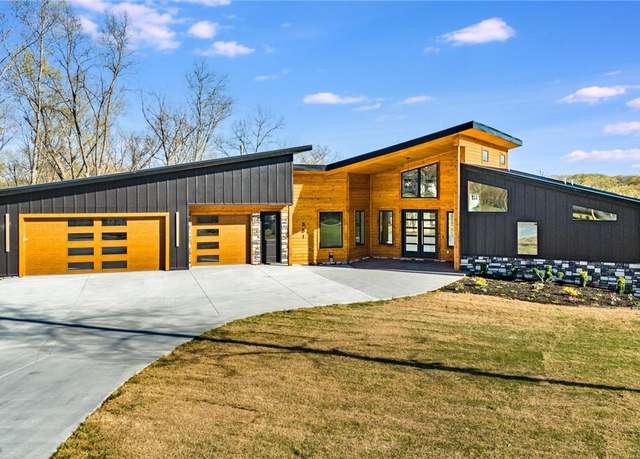 Property at 561 Forrest Dr, Pea Ridge, AR 72751, 4 beds, 3.5 baths