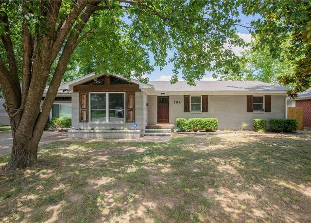 Property at 704 NW 8th St, Bentonville, AR 72712, 3 beds, 2 baths