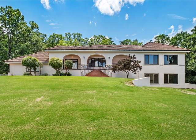 Property at 1001 E Oaks Manor Dr, Fayetteville, AR 72703, 5 beds, 3.5 baths