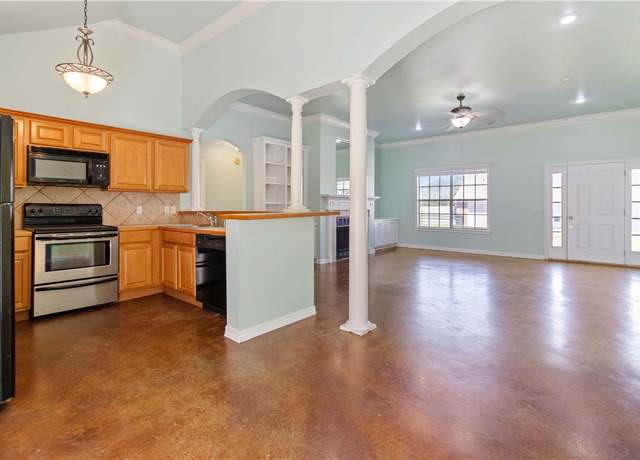 Property at 4389 Holiday Dr, Fayetteville, AR 72701, 4 beds, 2 baths