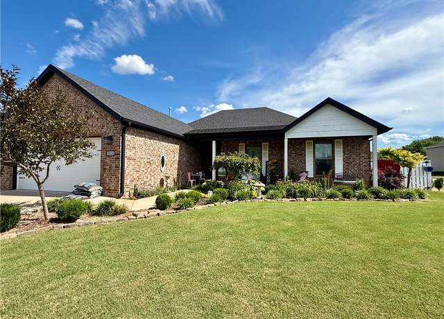 Property at 1995 Stonegate Dr, Fayetteville, AR 72701, 4 beds, 2.5 baths