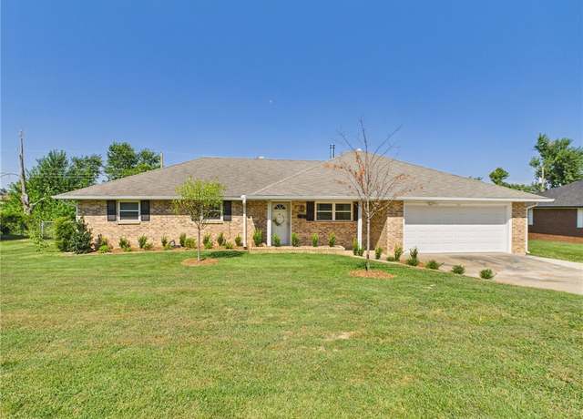 Property at 912 S 16th St, Rogers, AR 72758, 3 beds, 2 baths