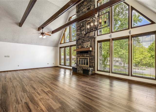 Property at 6 Whitwick Ln, Bella Vista, AR 72715, 3 beds, 2.5 baths
