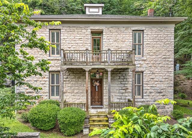 Property at 32 Armstrong St, Eureka Springs, AR 72632, 3 beds, 2.5 baths