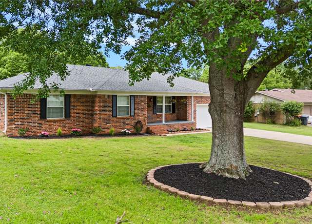 Property at 310 Tanglewood Dr, Russellville, AR 72801, 3 beds, 2.5 baths