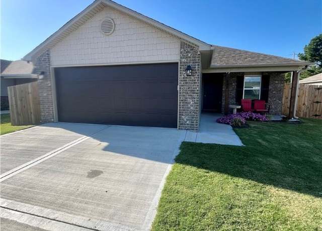 Property at 1807 E Annette Dr, Siloam Springs, AR 72761, 4 beds, 2 baths