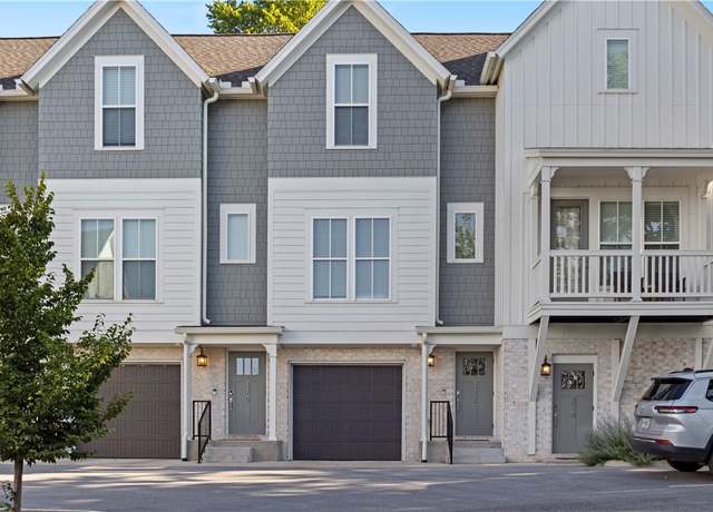Property at 372 S Hill Ave, Fayetteville, AR 72701, 2 beds, 2 baths