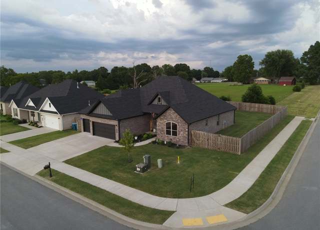 Property at 2000 Decker Rd, Pea Ridge, AR 72751, 4 beds, 2.5 baths