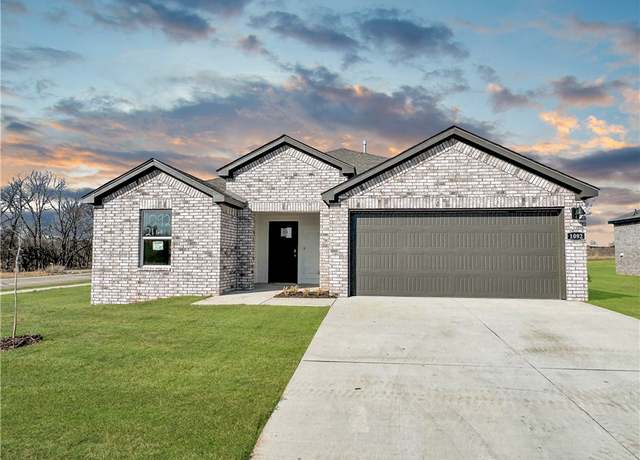 Property at 520 Arizona St, Farmington, AR 72730, 3 beds, 2 baths