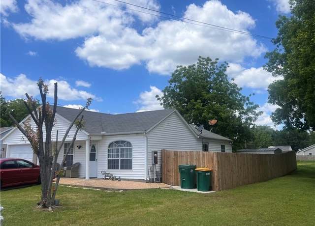 Property at 121 E Veterans Pkwy, Rogers, AR 72756, 3 beds, 1.5 baths