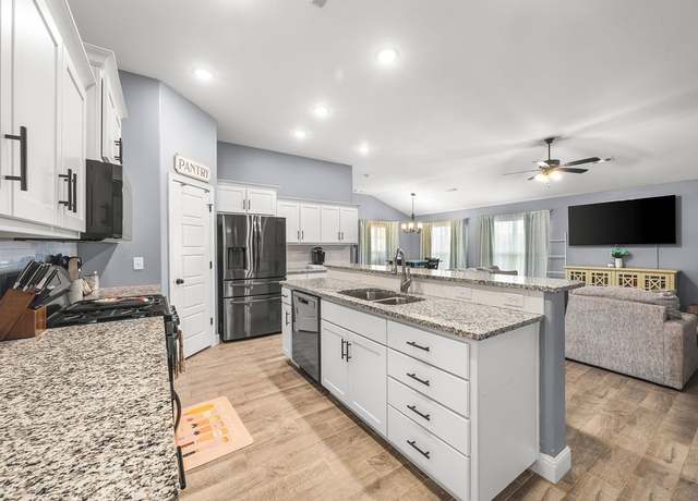 Property at 5909 NW Grant St, Bentonville, AR 72713, 4 beds, 2 baths