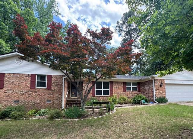 Property at 904 Ridgewood Dr, Russellville, AR 72801, 3 beds, 2.5 baths