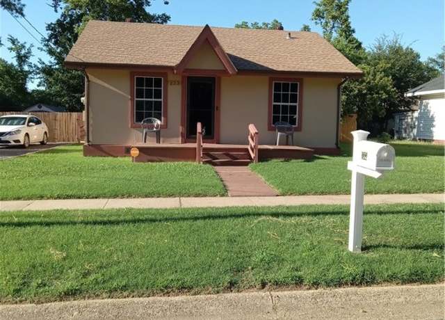 Property at 233 E J St, Russellville, AR 72801, 3 beds, 2 baths