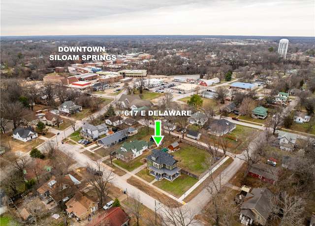 Property at 617 E Delaware St, Siloam Springs, AR 72761, 3 beds, 2.5 baths