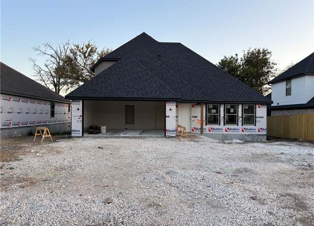 Property at 702 W Taylor St, Siloam Springs, AR 72761, 4 beds, 2.5 baths