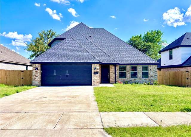 Property at 702 W Taylor St, Siloam Springs, AR 72761, 4 beds, 2.5 baths