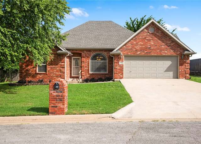 Property at 808 Herron St, Prairie Grove, AR 72753, 3 beds, 2 baths