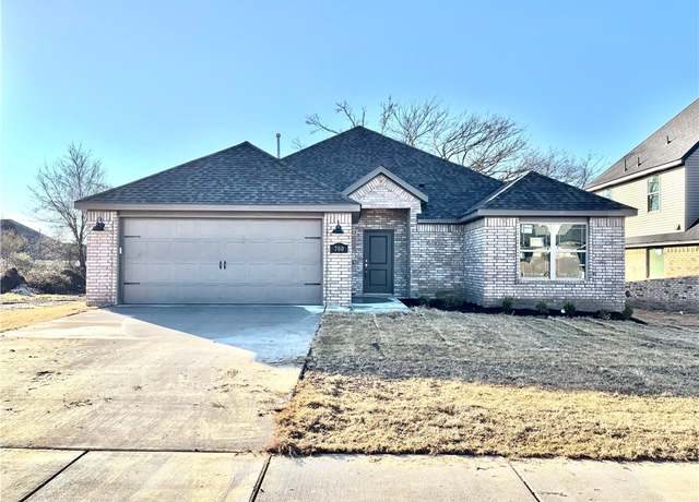 Property at 700 W Taylor St, Siloam Springs, AR 72761, 3 beds, 2 baths