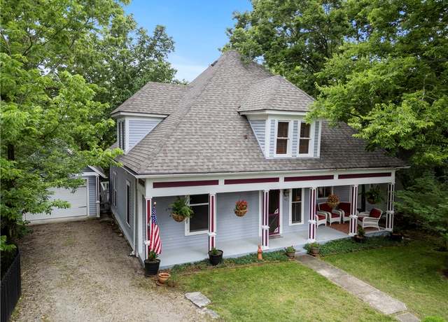 Property at 42 Vaughn St, Eureka Springs, AR 72632, 4 beds, 2 baths