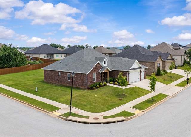 Property at 640 N Sabine Pass Rd, Fayetteville, AR 72704, 4 beds, 2.5 baths