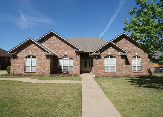 Property at 606 S Vancouver Ave, Russellville, AR 72801, 4 beds, 2.5 baths