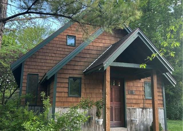 Property at 708 Helena St, Siloam Springs, AR 72761, 2 beds, 1.5 baths