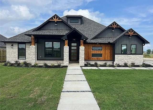 Property at 301 Daily St, Pea Ridge, AR 72751, 4 beds, 2 baths