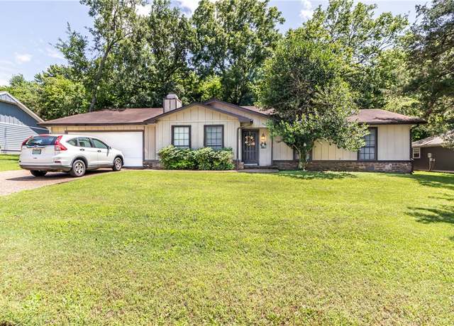 Property at 2209 E Golden Oaks Dr, Fayetteville, AR 72703, 3 beds, 2.5 baths